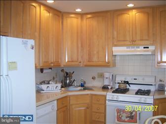 1107 Plane Road Philadelphia, PA 19115 - Photo 2 of 6 Kitchen