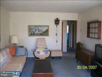 1107 Plane Road Philadelphia, PA 19115 - Photo 5 of 6 Living Room