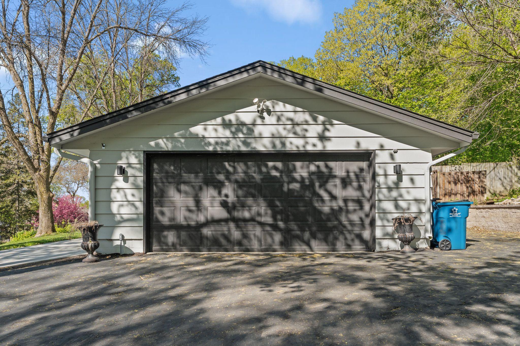17046 Chiltern Hills Road Minnetonka, MN 55345 - Photo 31 of 35
