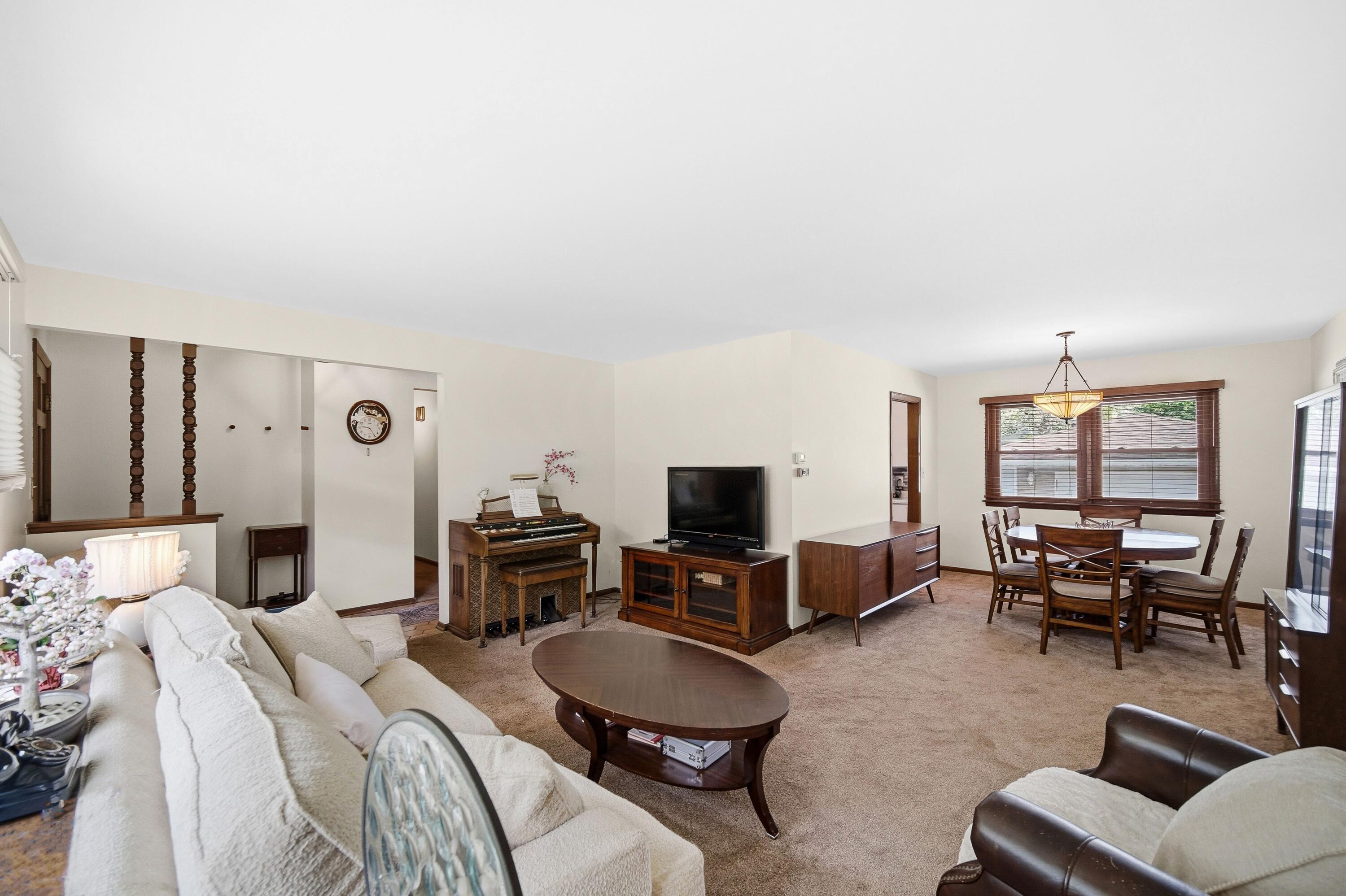 519 Hickory Lane Munster, IN 46321 - Photo 3 of 19 3000x1998