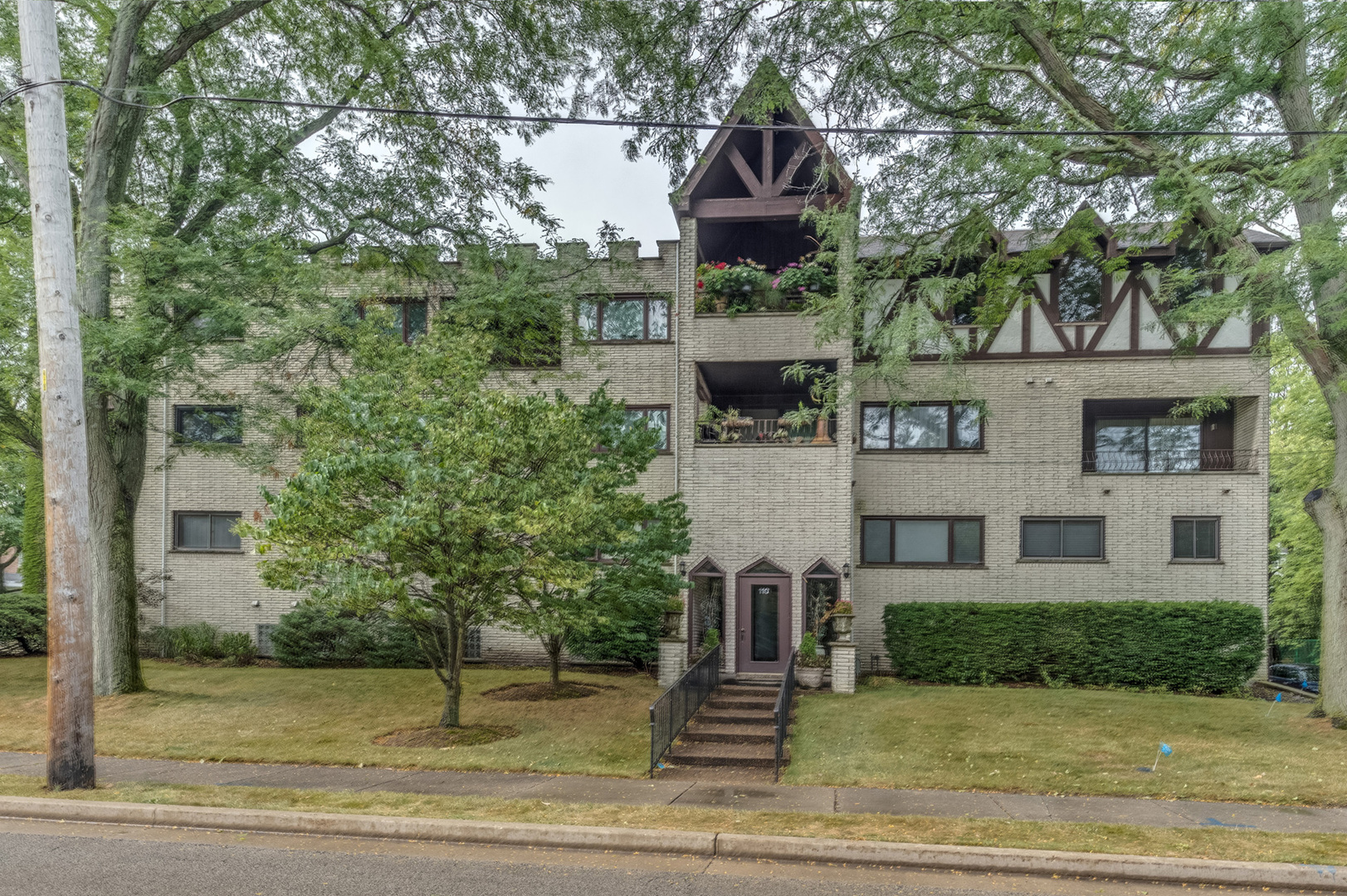 110 Green Bay Road, Unit 101 Glencoe, IL 60022 - Photo 1 of 31 a front view of a house with trees and plants