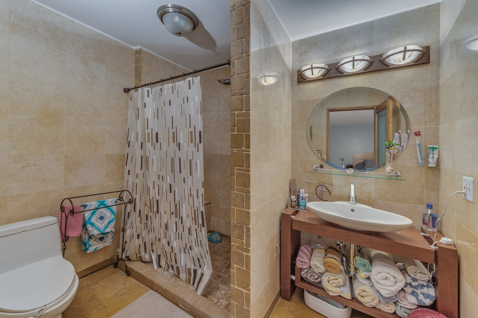 110 Green Bay Road, Unit 101 Glencoe, IL 60022 - Photo 20 of 31 a bathroom with a sink mirror vanity and toilet