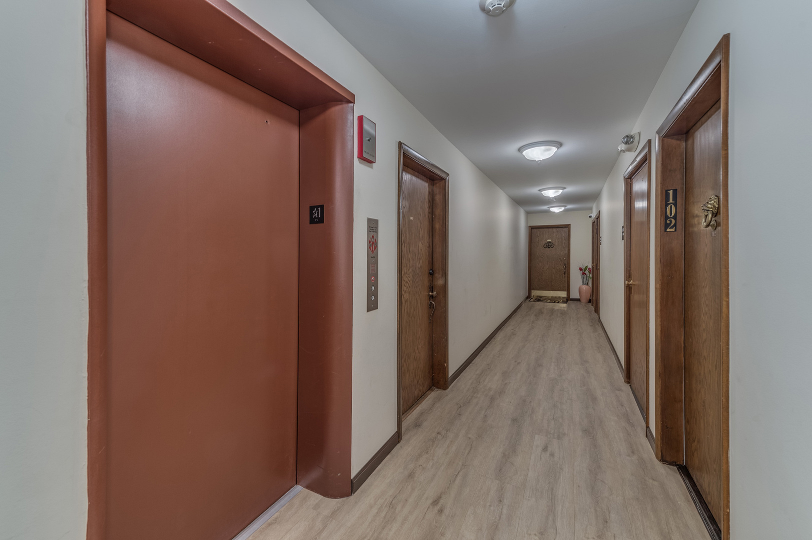 110 Green Bay Road, Unit 101 Glencoe, IL 60022 - Photo 3 of 31 a view of hallway