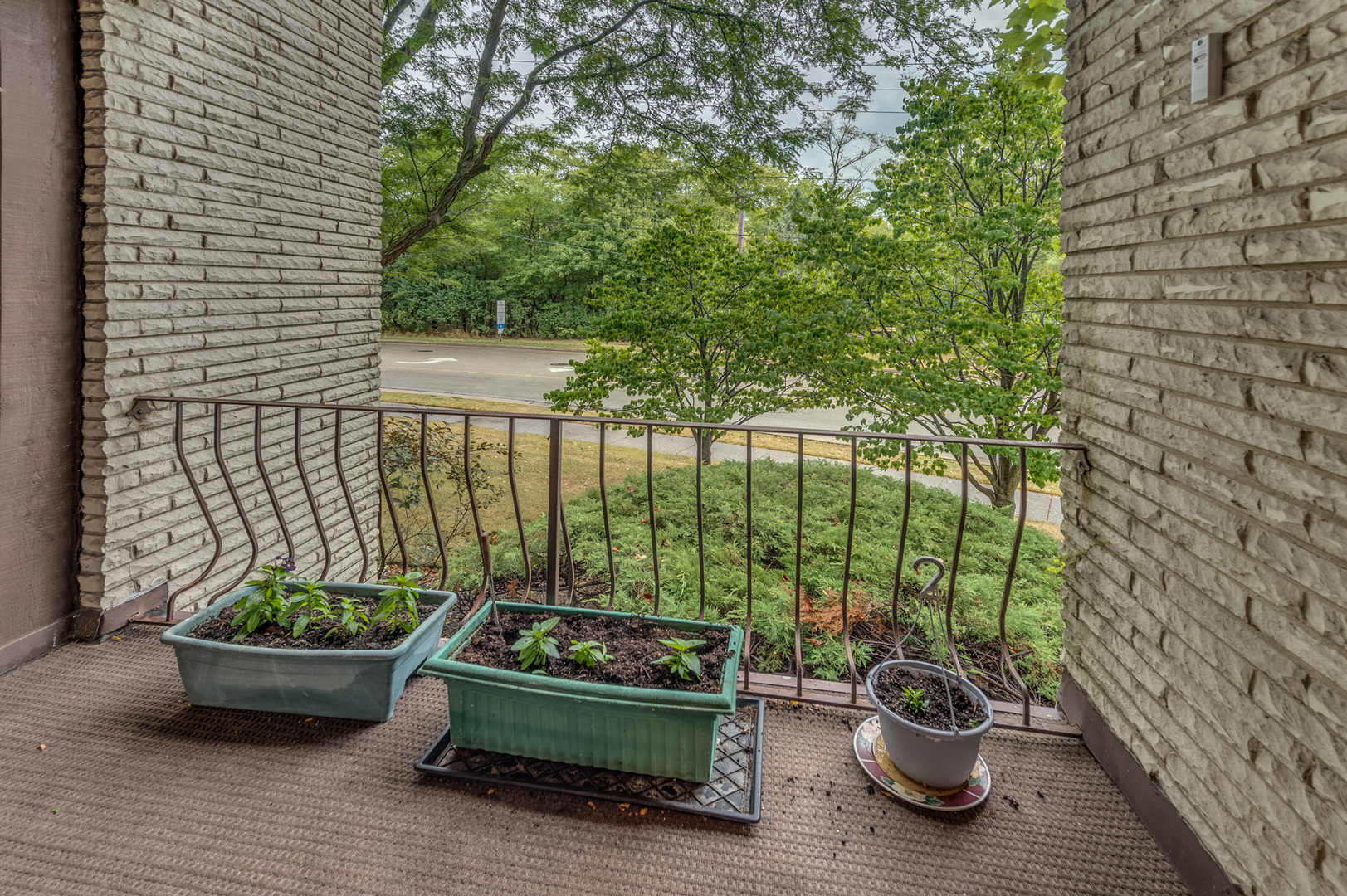 110 Green Bay Road, Unit 101 Glencoe, IL 60022 - Photo 25 of 31 a garden view with a seating space