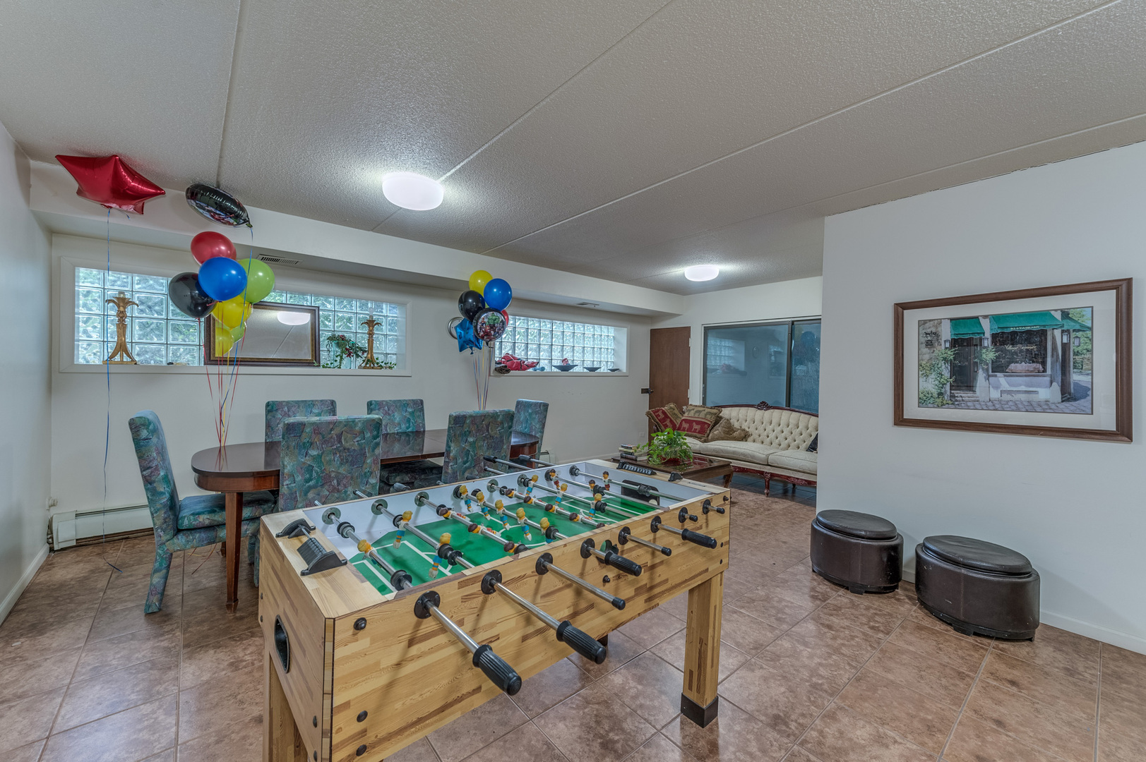 110 Green Bay Road, Unit 101 Glencoe, IL 60022 - Photo 28 of 31 a living room with furniture and a table
