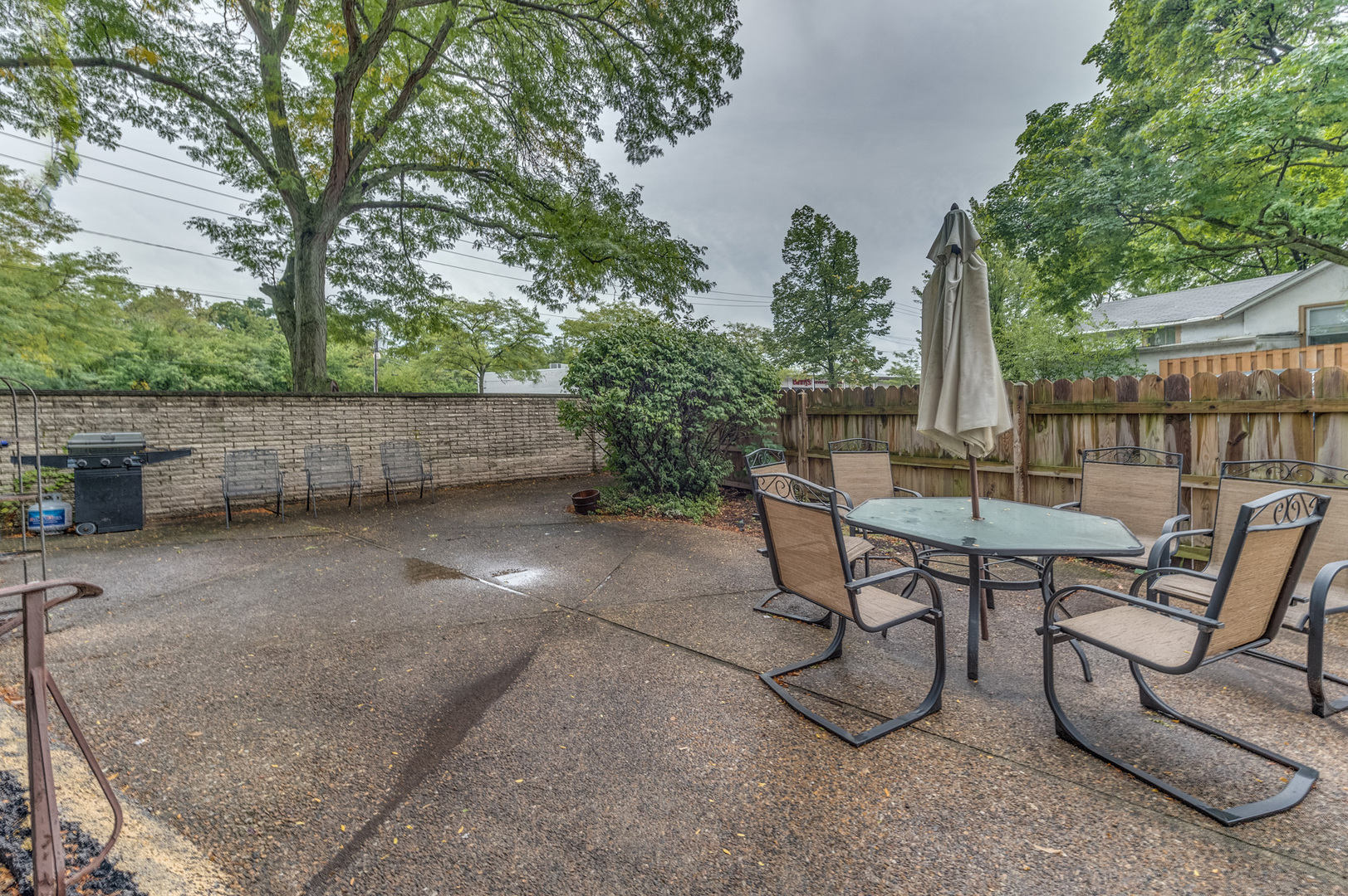 110 Green Bay Road, Unit 101 Glencoe, IL 60022 - Photo 30 of 31 a view of patio with table and chairs potted plants and large tree