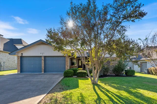$2,350 | 421 St Andrews Street, Meadowlakes, TX 78654