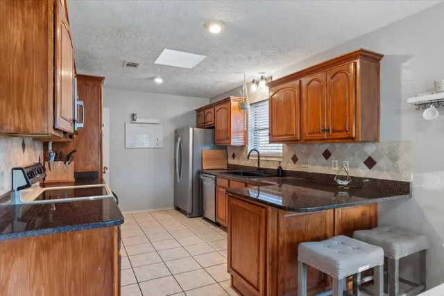 $2,350 | 421 St Andrews Street, Meadowlakes, TX 78654