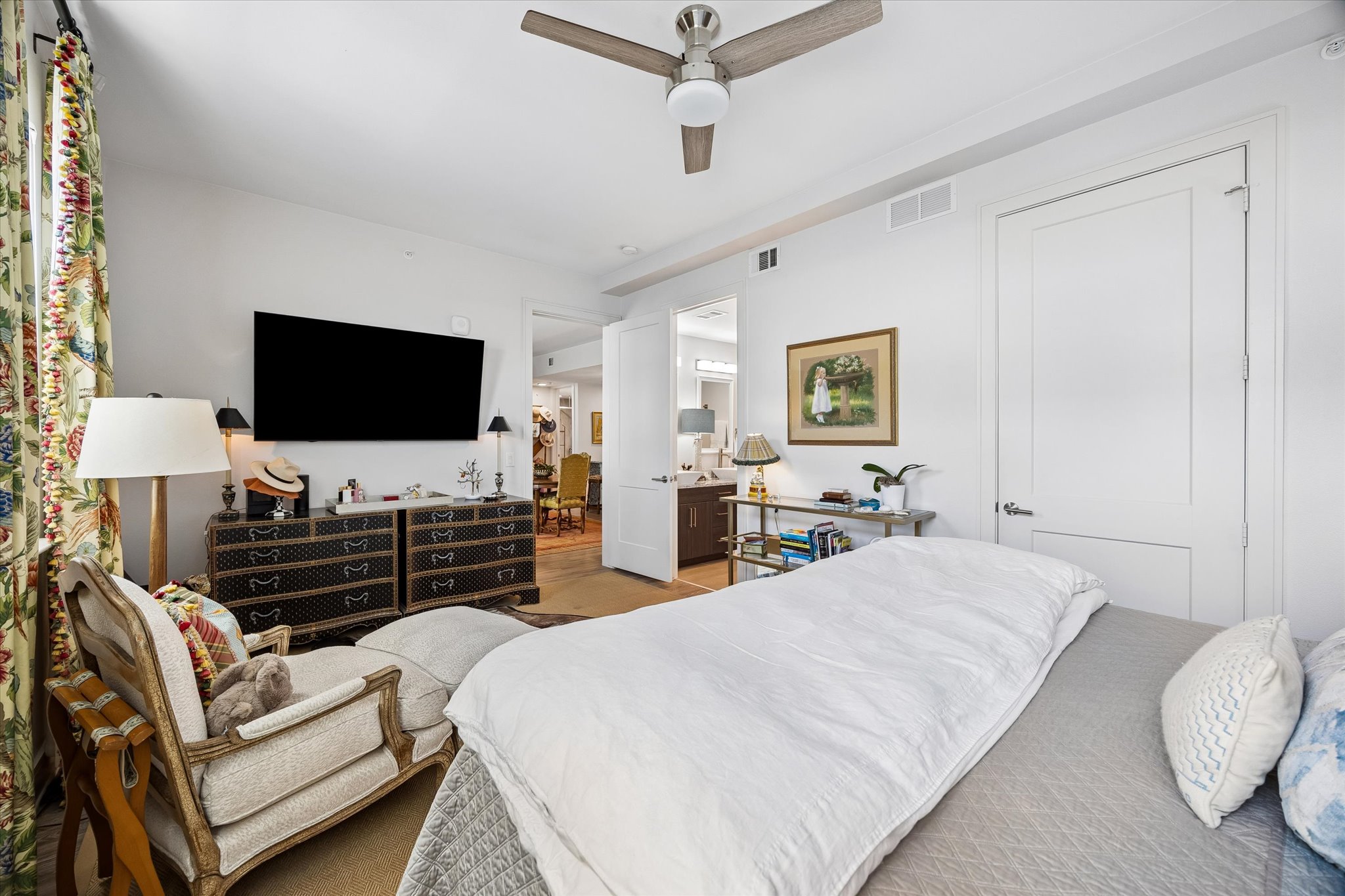1715 Enfield Road, Unit 202 Austin, TX 78703 - Photo 23 of 30 Primary Suite