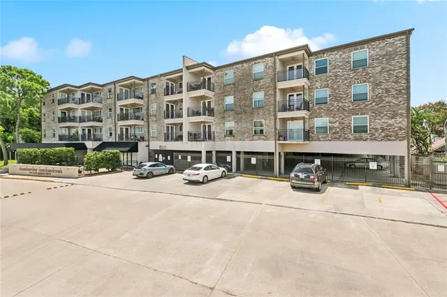 $245,000 | 500 Lake Marina Avenue, Unit 327, New Orleans, LA 70124