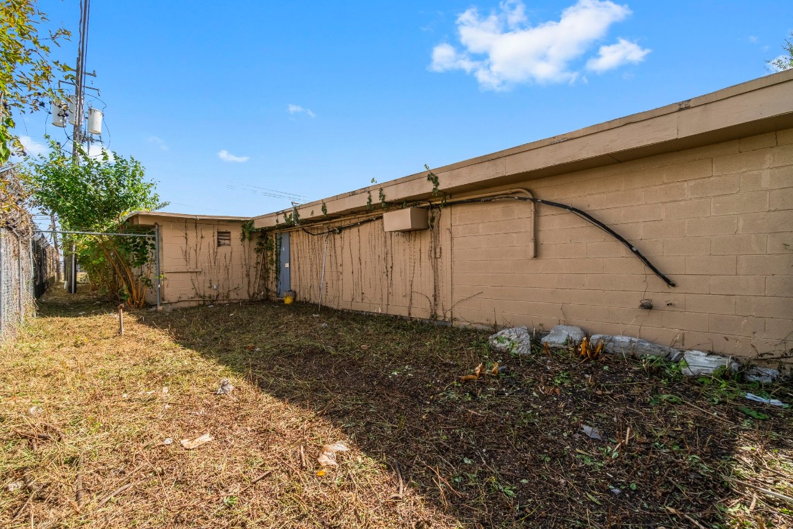 1018 Shaver Street Pasadena, TX 77506 - Photo 20 of 43 a backyard of a house with lots of green space