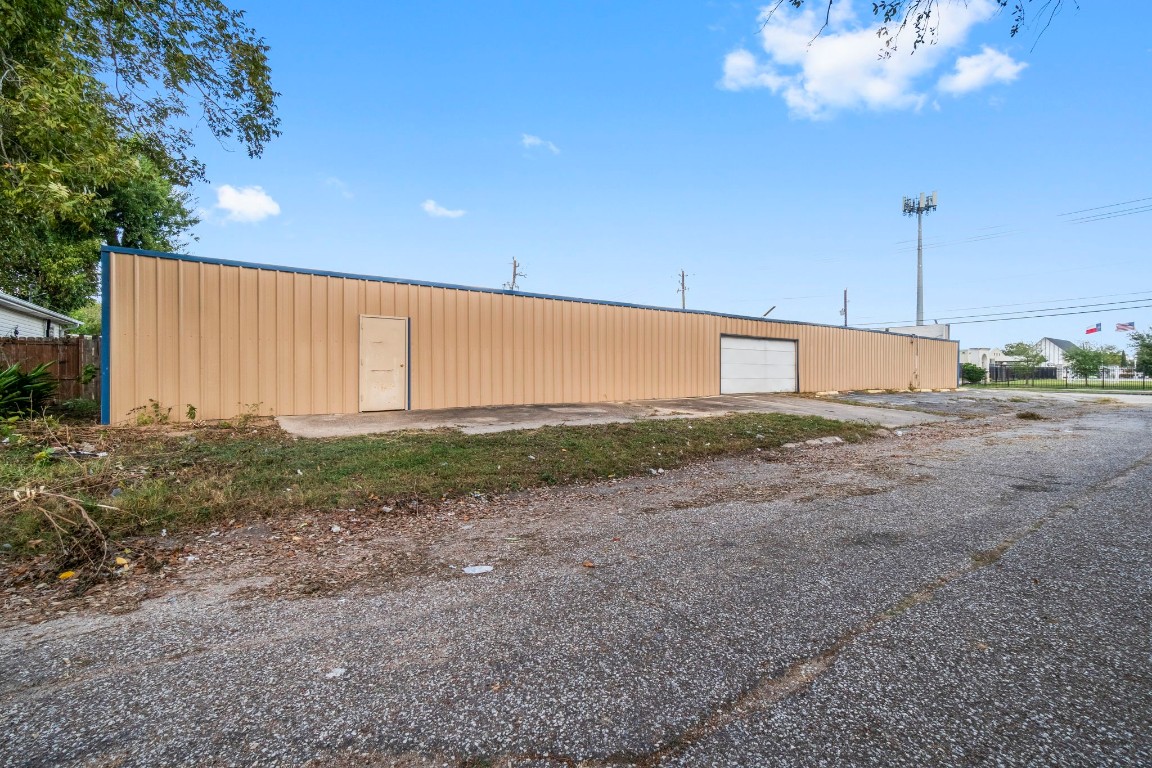 1018 Shaver Street Pasadena, TX 77506 - Photo 27 of 43 a view of a terrace with a outdoor space