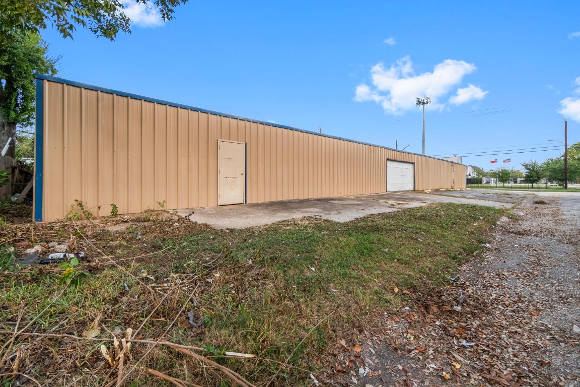 1018 Shaver Street Pasadena, TX 77506 - Photo 28 of 43 a view of a big room with a large tree