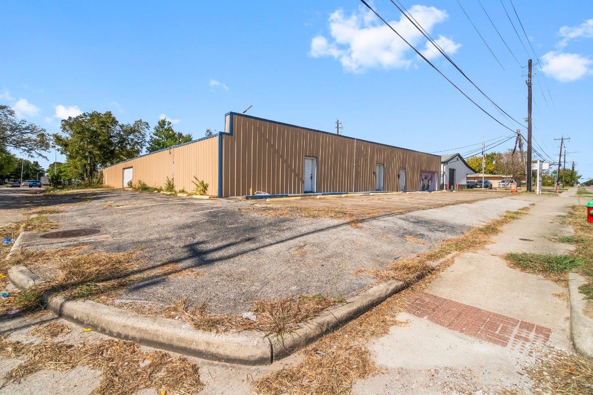 1018 Shaver Street Pasadena, TX 77506 - Photo 5 of 43 a view of a backyard of a house