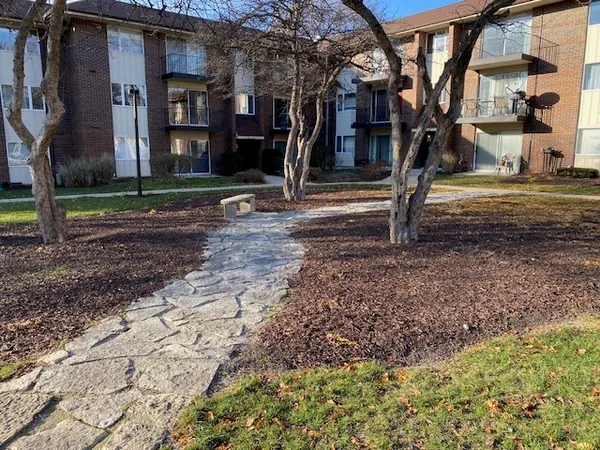 $1,685 | 5s100 Pebblewood Lane, Unit D2, Naperville, IL 60563