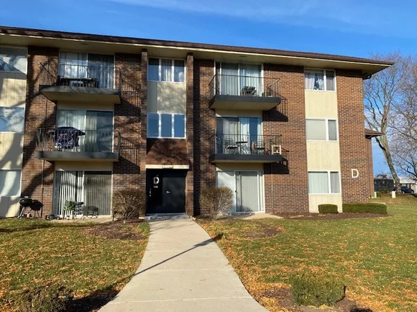 $1,685 | 5s100 Pebblewood Lane, Unit D2, Naperville, IL 60563