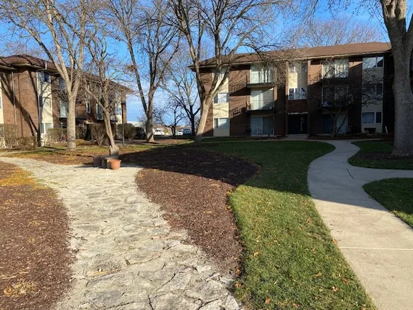 $1,685 | 5s100 Pebblewood Lane, Unit D2, Naperville, IL 60563