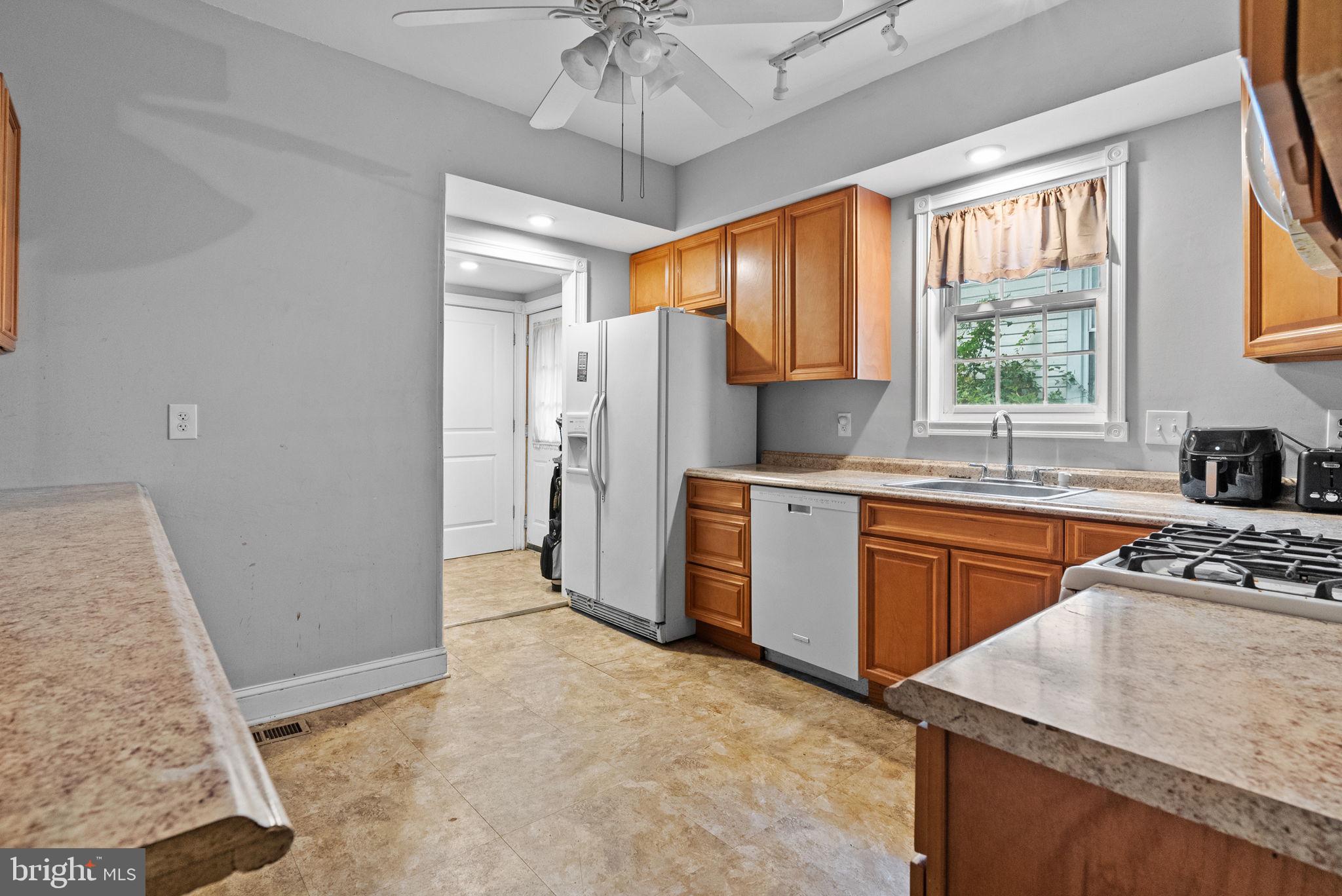 1575 Old York Road Abington, PA 19001 - Photo 9 of 31 1st Fl Kitchen