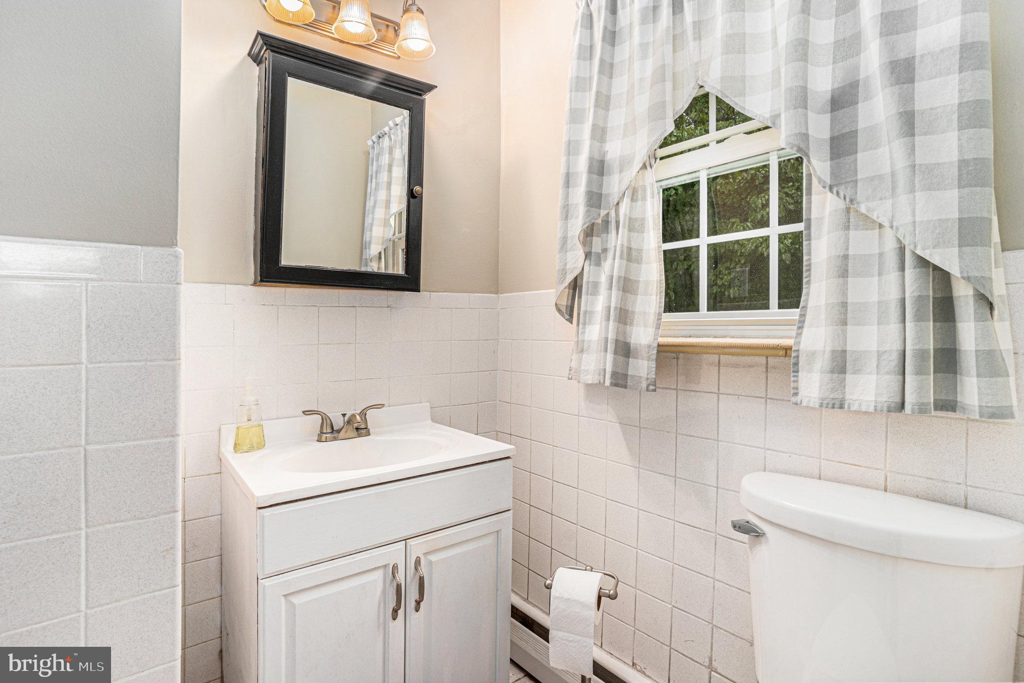26 Chapel View Road Norristown, PA 19403 - Photo 20 of 28 Primary Bathroom