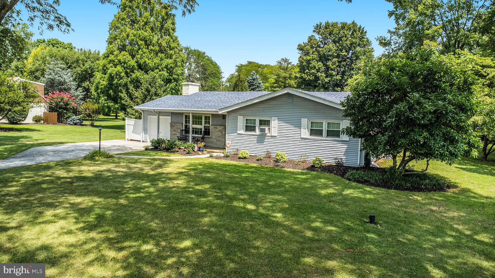 26 Chapel View Road Norristown, PA 19403 - Photo 2 of 28 Well maintained