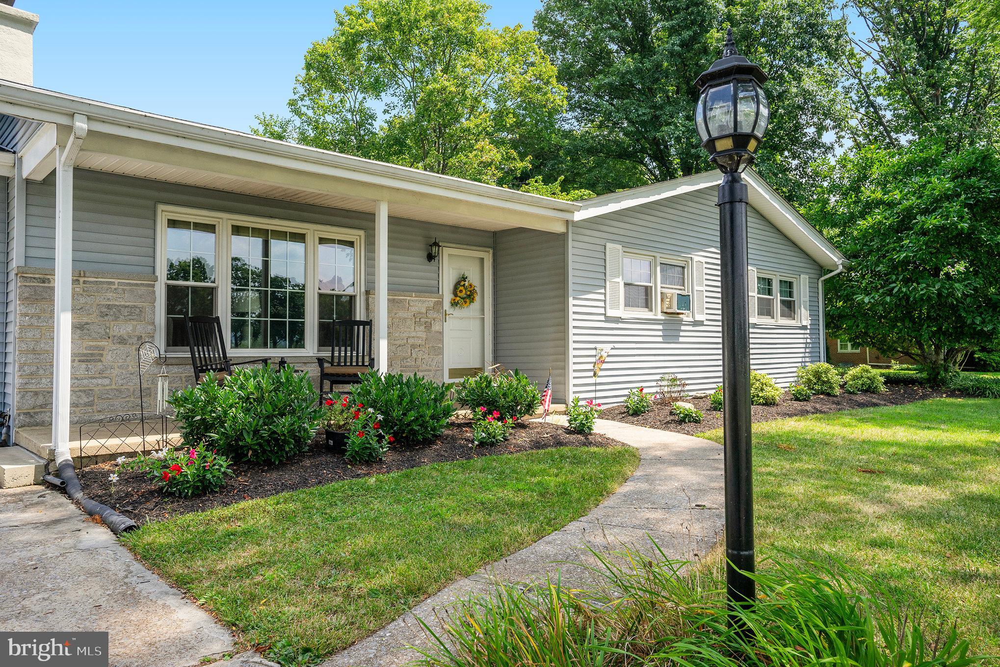 26 Chapel View Road Norristown, PA 19403 - Photo 4 of 28 Front porch