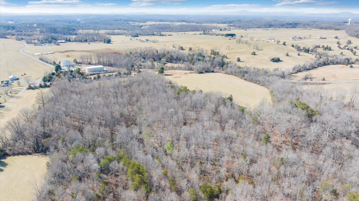 5236 White House Road Moneta, VA 24121 - Photo 14 of 22 20240208131644683308000000-o