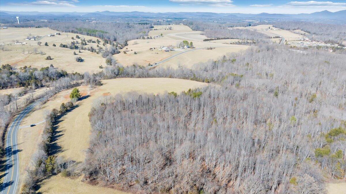 5236 White House Road Moneta, VA 24121 - Photo 17 of 22 20240208131647693484000000-o