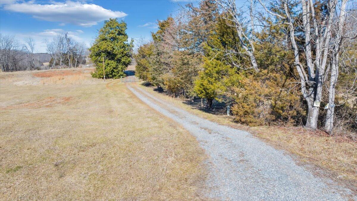5236 White House Road Moneta, VA 24121 - Photo 2 of 22 20240208131655488715000000-o