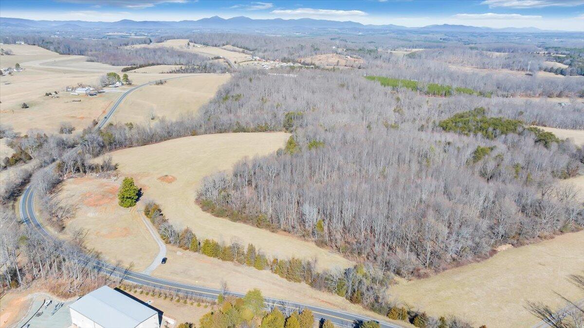 5236 White House Road Moneta, VA 24121 - Photo 4 of 22 20240208131651025653000000-o