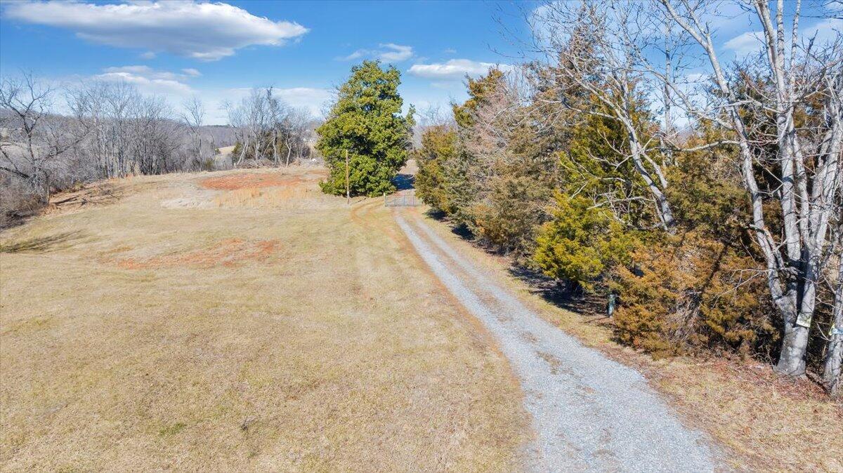 5236 White House Road Moneta, VA 24121 - Photo 5 of 22 20240208131636014564000000-o