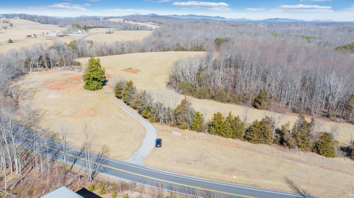 5236 White House Road Moneta, VA 24121 - Photo 6 of 22 20240208131636951019000000-o