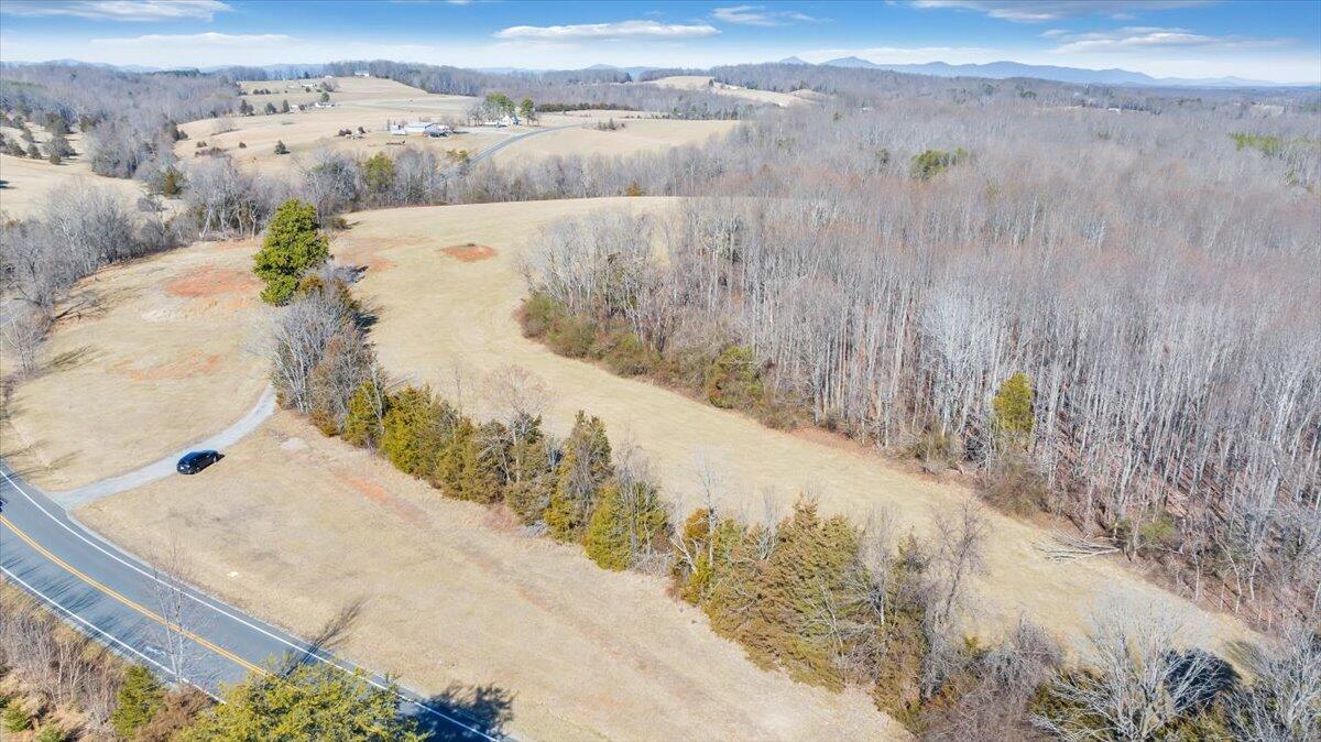 5236 White House Road Moneta, VA 24121 - Photo 7 of 22 20240208131637824253000000-o