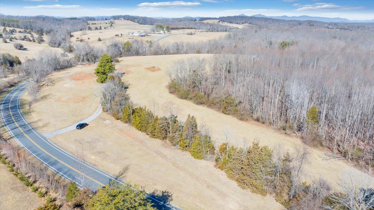5236 White House Road Moneta, VA 24121 - Photo 8 of 22 20240208131638734310000000-o