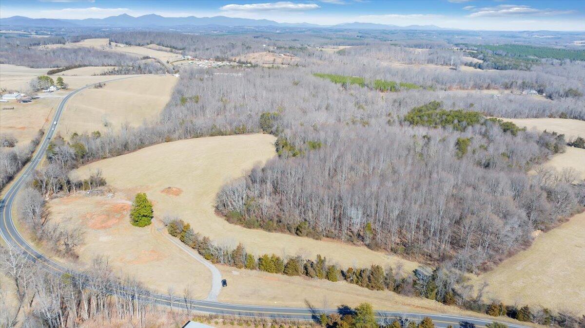 5236 White House Road Moneta, VA 24121 - Photo 9 of 22 20240208131640141419000000-o