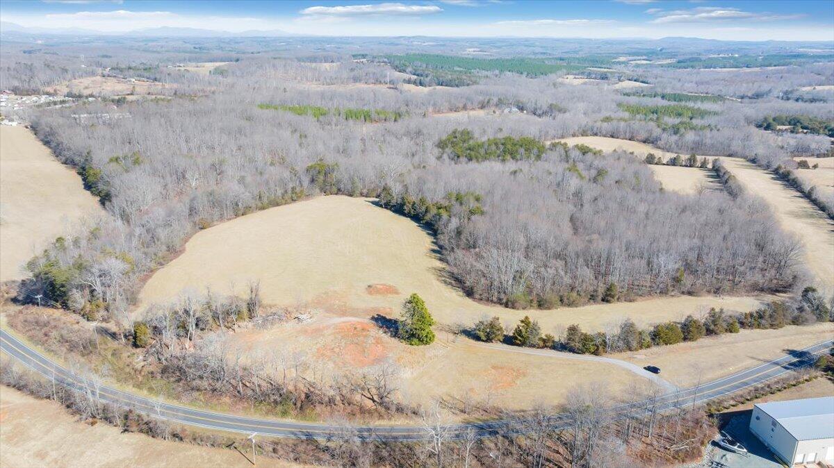 5236 White House Road Moneta, VA 24121 - Photo 10 of 22 20240208131641031000000000-o