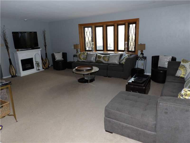 174 Reed Drive Green Tree, PA 15205 - Photo 2 of 12 Living Room.