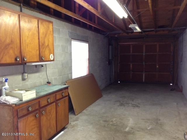 355 Sapelo Road Jacksonville, FL 32216 - Photo 10 of 13 Garage