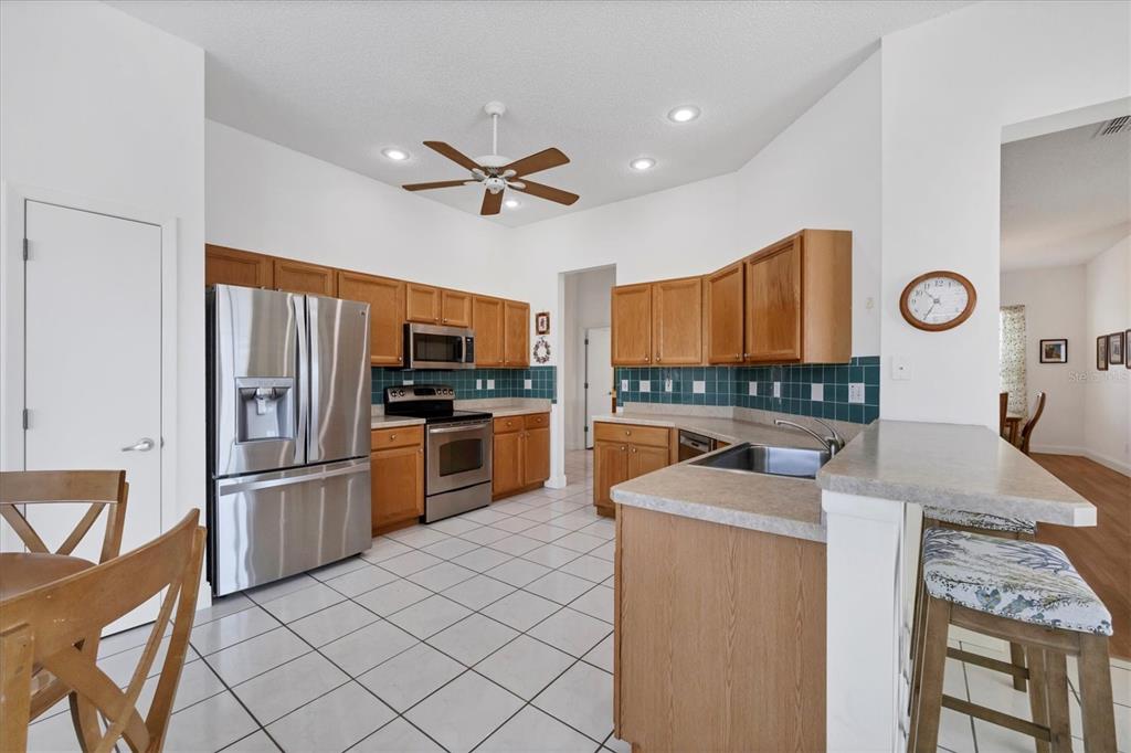 4115 Hemingway Drive Venice, FL 34293 - Photo 10 of 41 a kitchen with stainless steel appliances granite countertop a refrigerator a stove and a sink