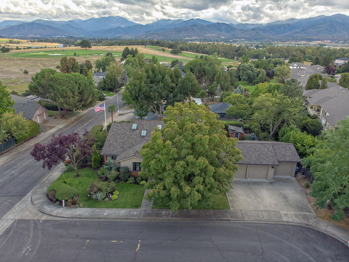 2798 Yvonne Road Medford, OR 97504 - Photo 40 of 47 36