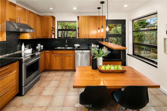 $1,915,000 | 3552 West Howe Street, Seattle, WA 98199