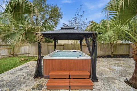 $550,000 | 18 East Bonny Branch Street, The Woodlands, TX 77382