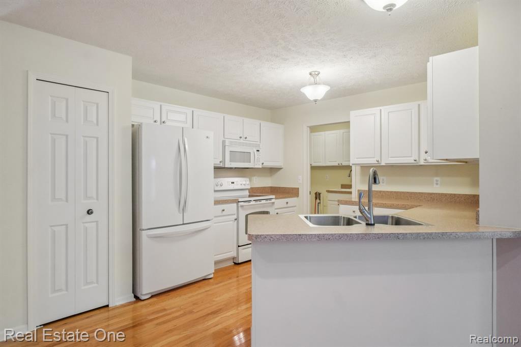 480 Hosta Howell, MI 48843 - Photo 10 of 34