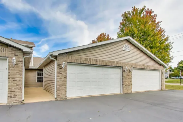 $144,900 | 150 North Wooster Street, Unit 2, Capron, IL 61012