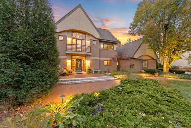 $1,385,000 | 1319 Creekside Court, Grafton, WI 53024