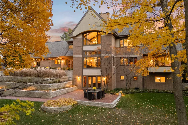 $1,385,000 | 1319 Creekside Court, Grafton, WI 53024