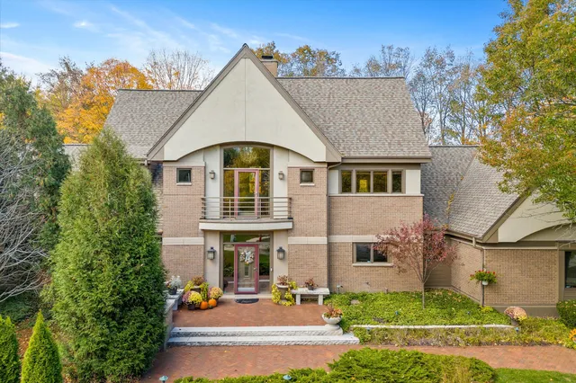 $1,385,000 | 1319 Creekside Court, Grafton, WI 53024