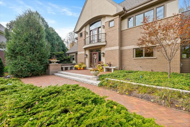 $1,385,000 | 1319 Creekside Court, Grafton, WI 53024