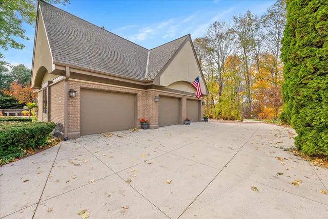 $1,385,000 | 1319 Creekside Court, Grafton, WI 53024