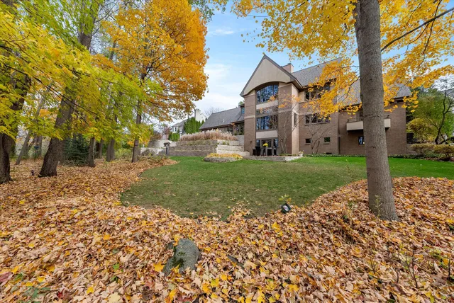 $1,385,000 | 1319 Creekside Court, Grafton, WI 53024