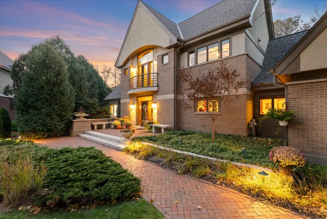 $1,385,000 | 1319 Creekside Court, Grafton, WI 53024